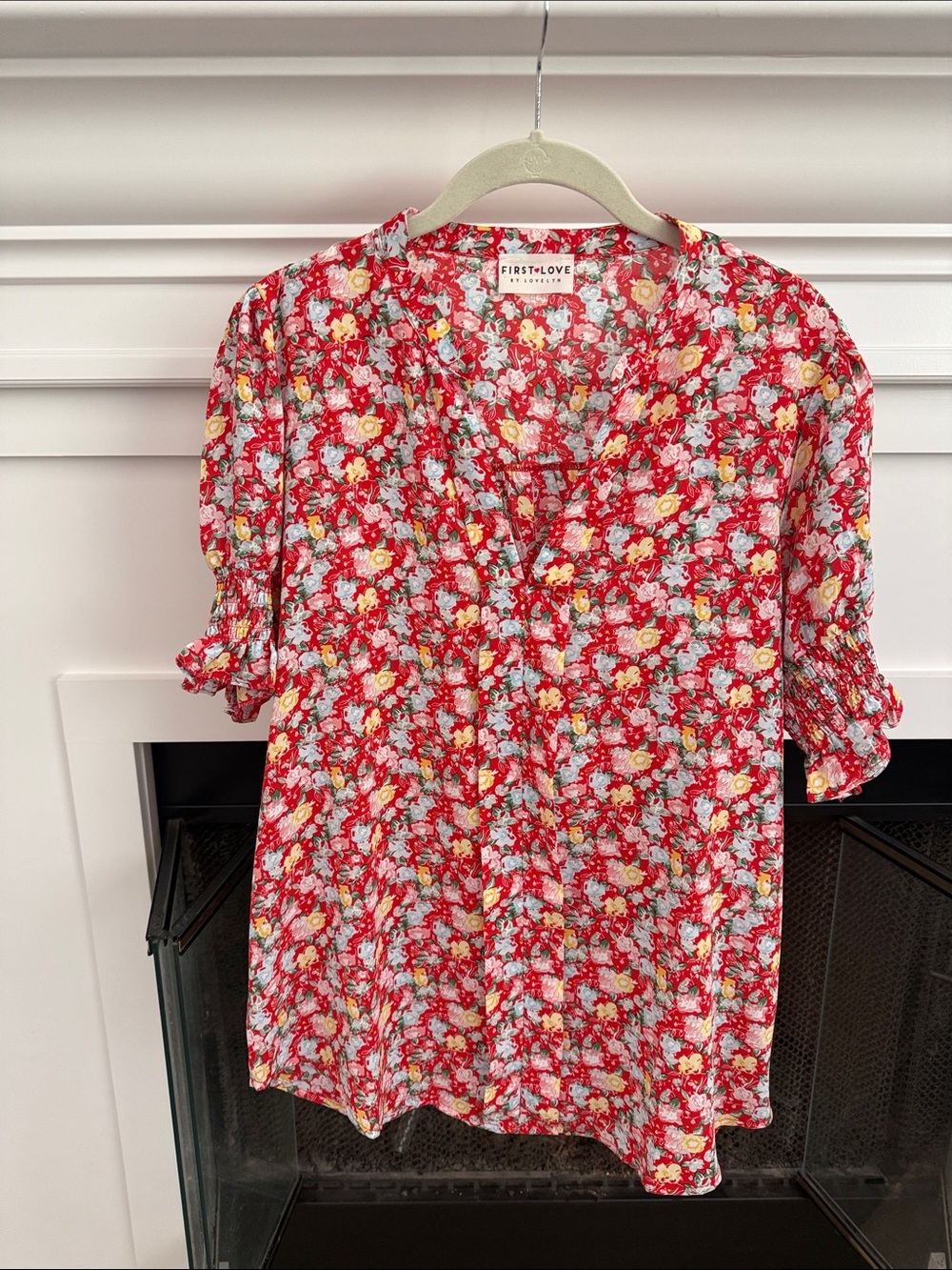 First Love Red Floral V-Neck Puff Sleeve Blouse- Large Excellent Condition